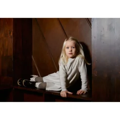 Merinoklänning med kabelstickning i Pale Cream Melange><noscript><img width=