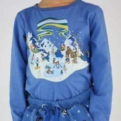 T-shirt i Federal Blue med vinterlandskapsdesign><noscript><img width=